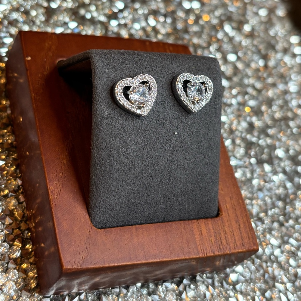 Heart shaped silver Stud Earrings NIP - Picture 3 of 6